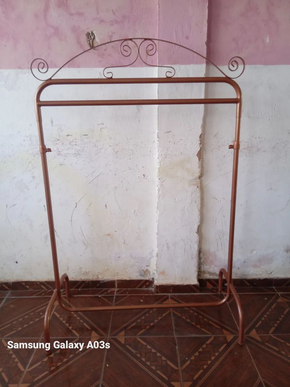 Arara de Roupa em Metal Dourado