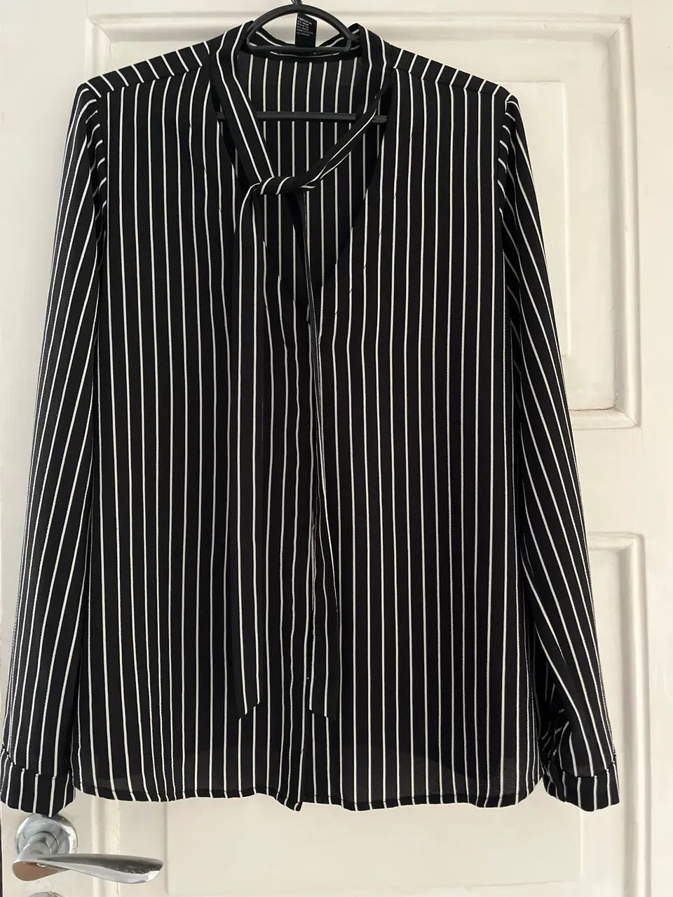 Camisa manga longa forever 21, listrada em preto e branco, tamanho M 