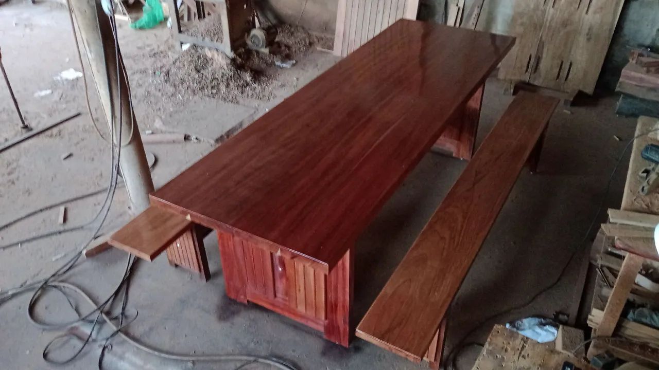 Mesa de Jantar em Madeira Maciça