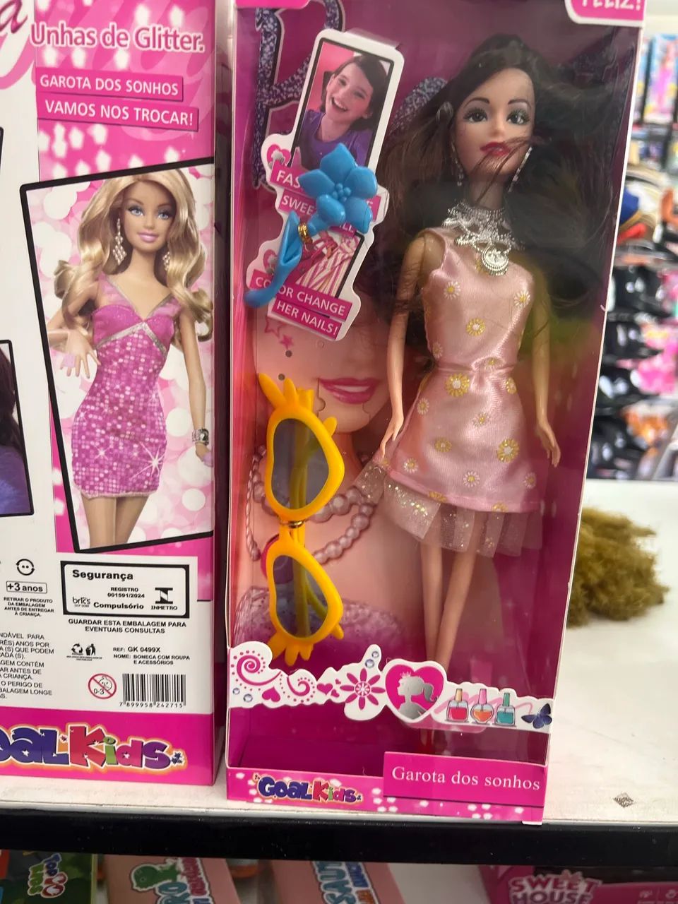 Boneca com roupas e acessórios