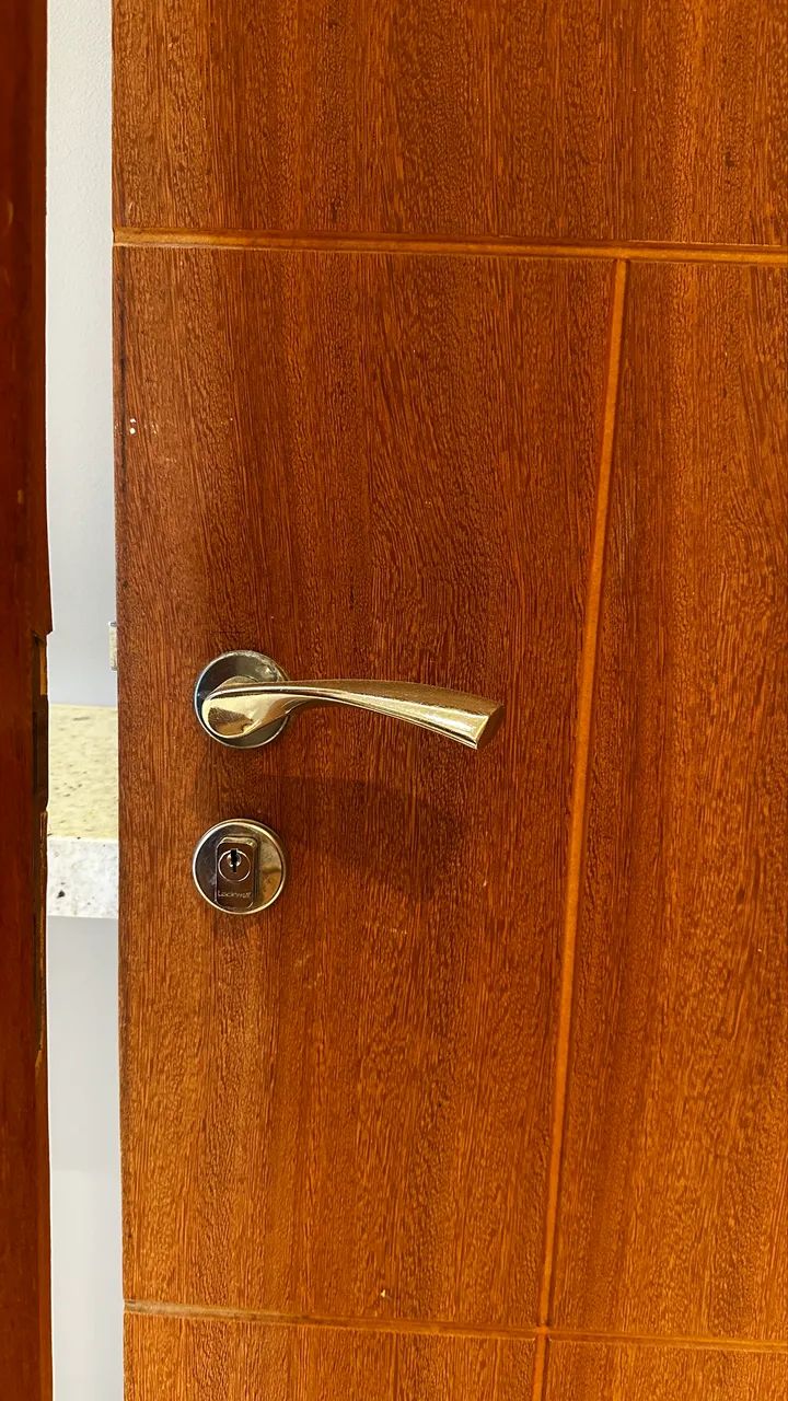 Vendo porta de madeira com caixilho e vista frontal - Foto 2