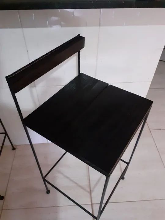 Par de Banquetas Industriais em Metal Preto - Foto 3