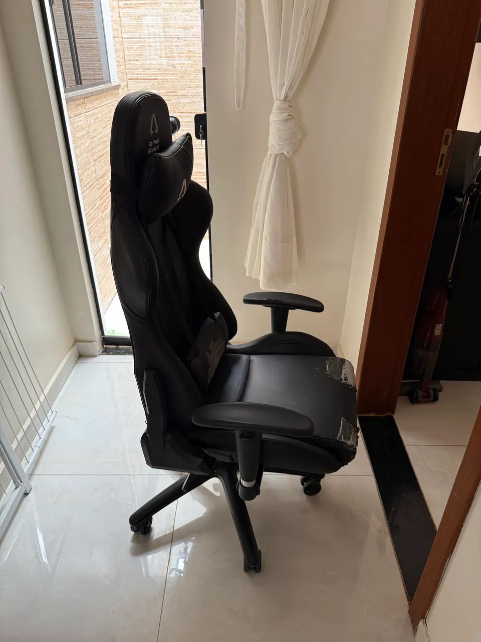 Cadeira Gamer Alpha Gamer Vega, Preto, Reclinável, com Almofadas, Cilindro de Gás Classe 4 - Foto 6