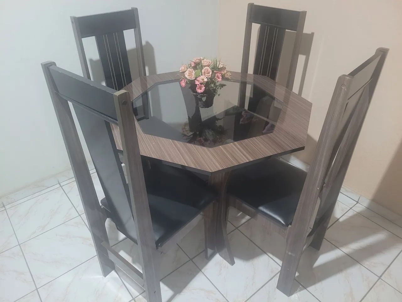 Mesa com 4 cadeiras 64842836051331124
