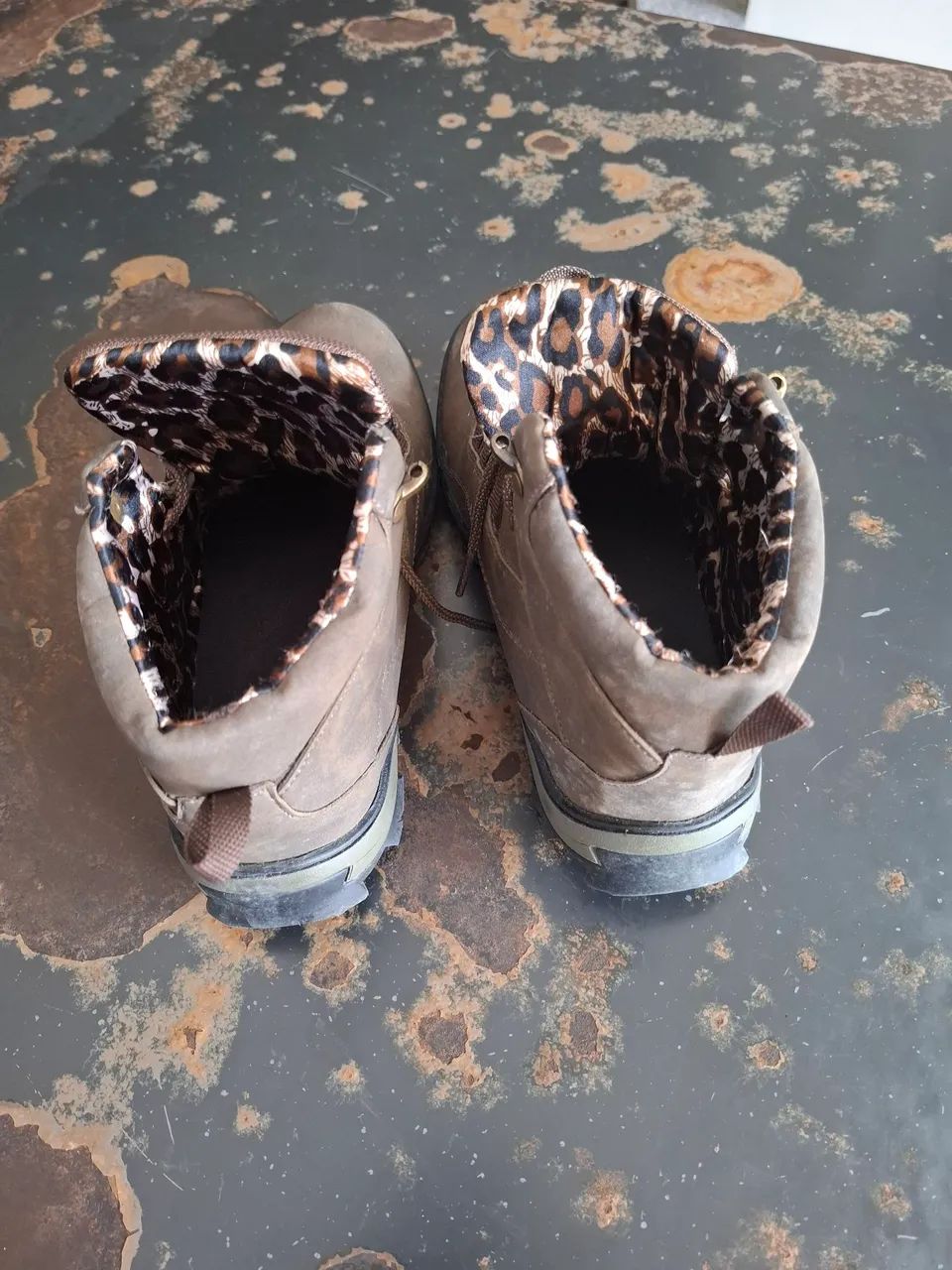 Botas de couro marrom com forro animal print - Foto 5