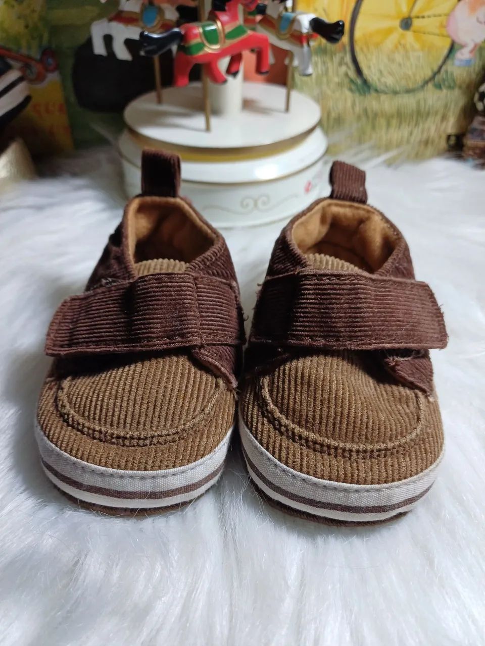 Sapatinhos de bebê Tip Top em veludo marron semi-novo