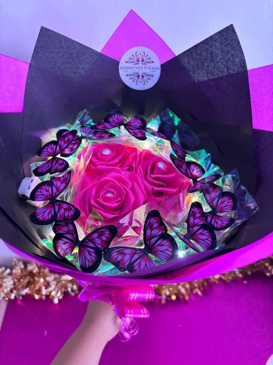 Buquê de borboletas com rosas de cetim (LED)