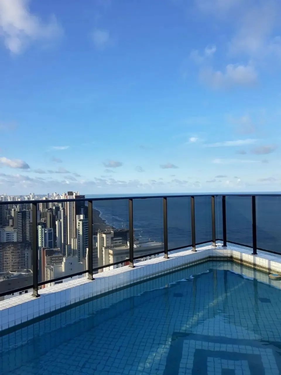 Alugo apartamento mobiliado com dois quartos com vista mar