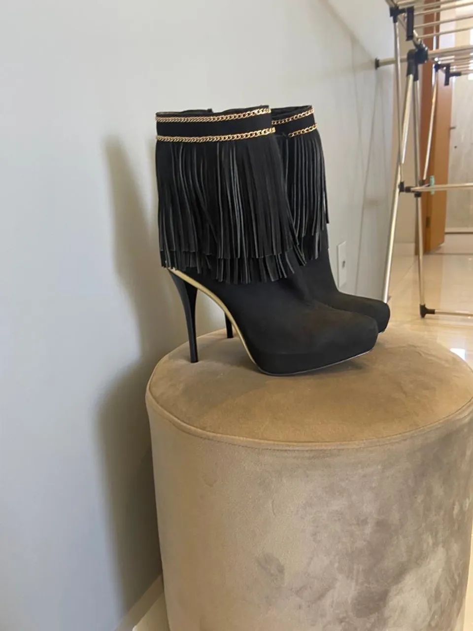 Botas pretas com detalhes em franjas - Foto 3