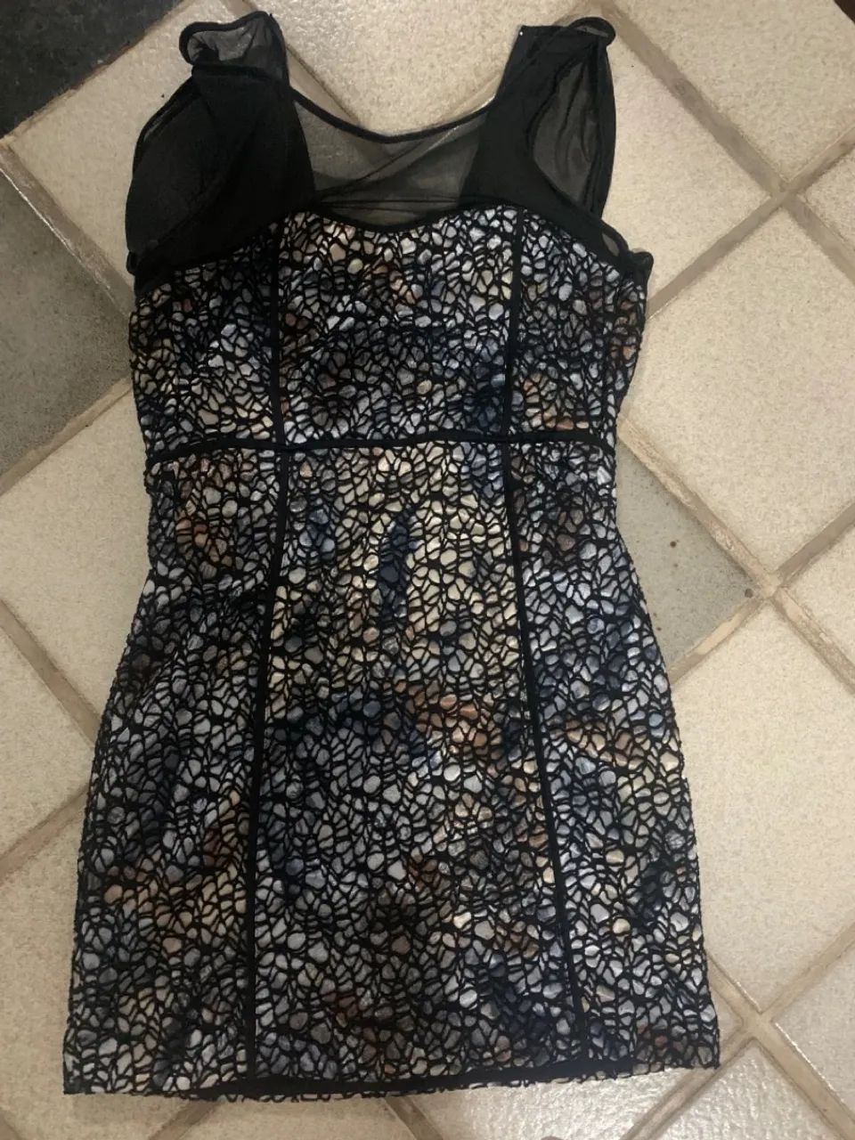 Vestido preto com detalhes - Foto 2