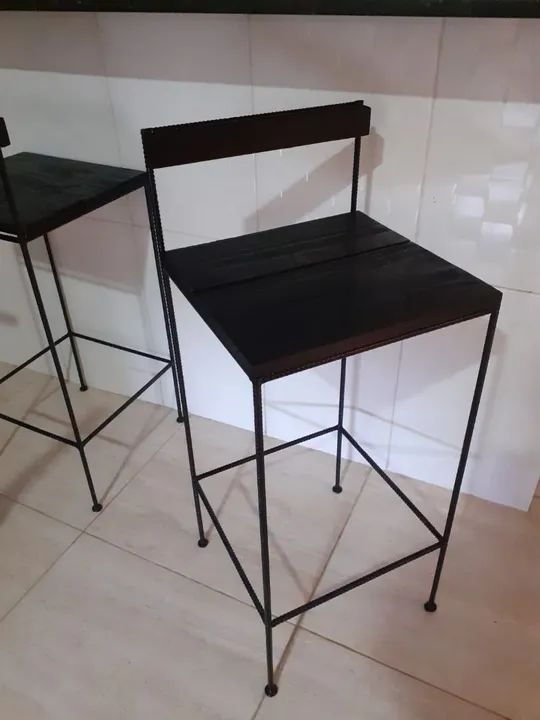 Par de Banquetas Industriais em Metal Preto - Foto 2