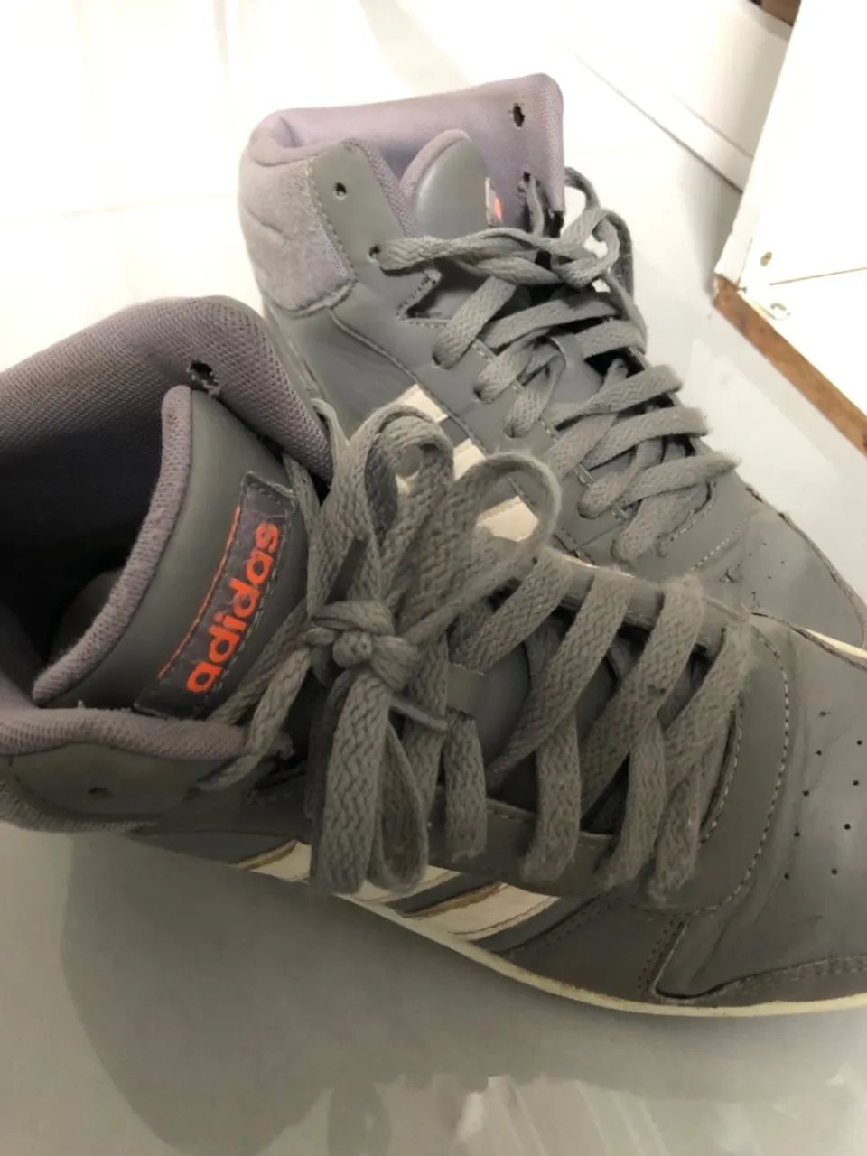 Tênis Adidas Cinza - Conforto e Estilo