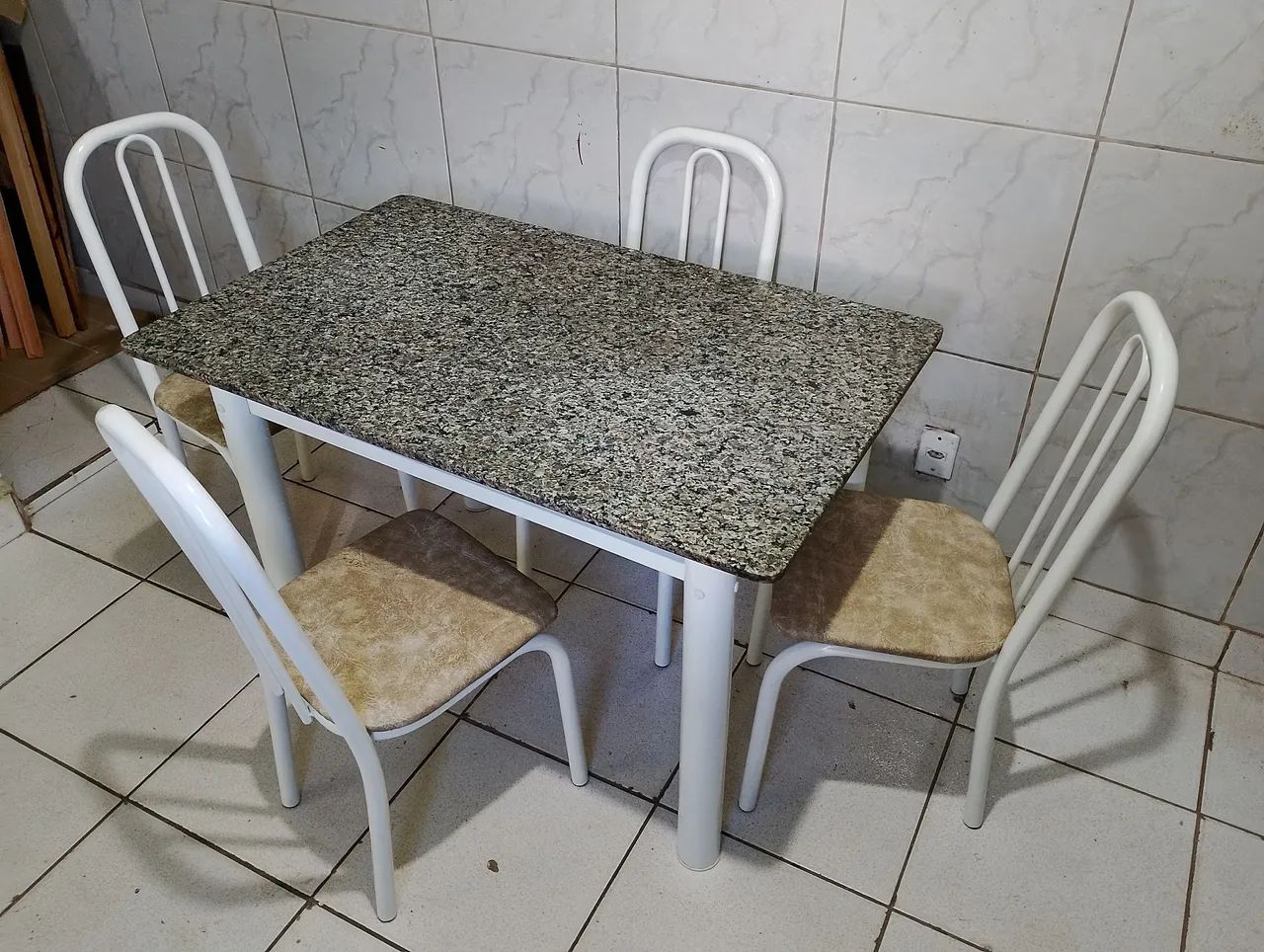 MESA DE GRANITO COM 4 CADEIRAS 64596065495682121