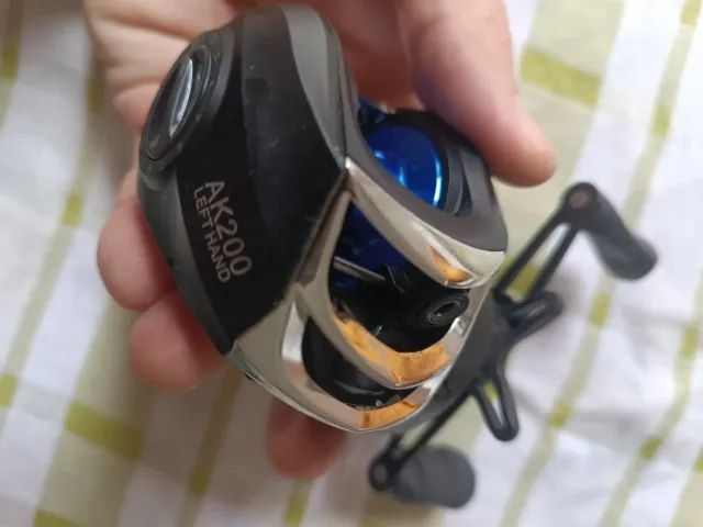 Carretilha para pesca AK200 mão esquerda novo na caixa - Foto 2