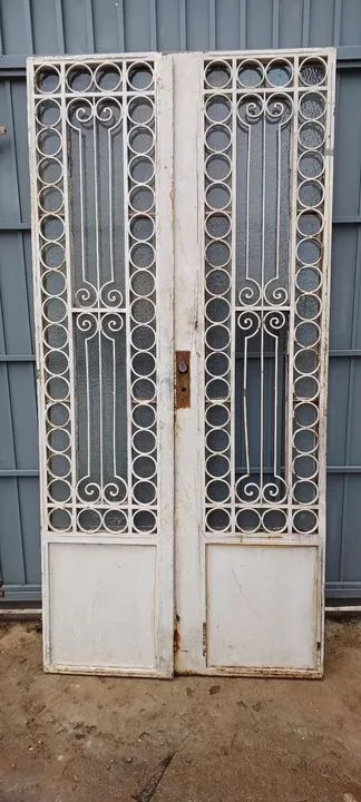 R$3500,00 //// RELIQUIA PORTA ANTIGA DE FERRO 2 FOLHAS COM BATENTE  - Foto 2