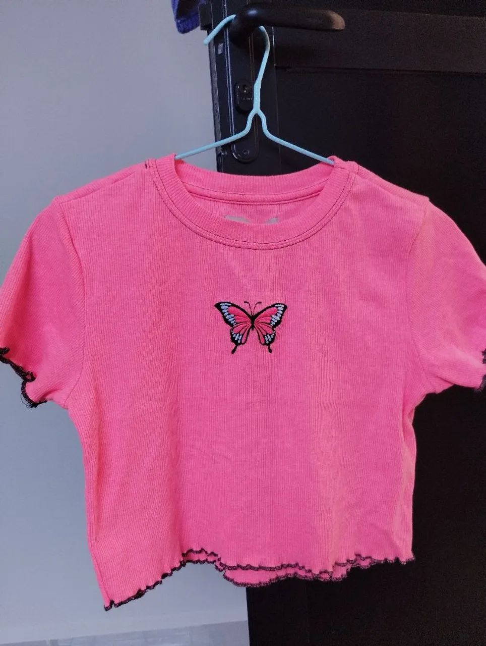 Blusa Cropped Rosa com Borboleta