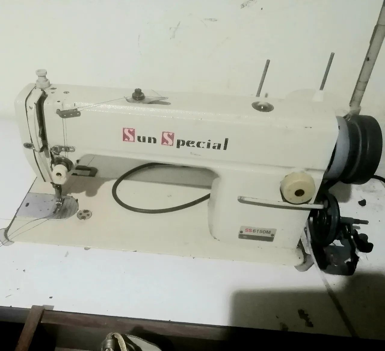 Máquina de costura reta seminova 