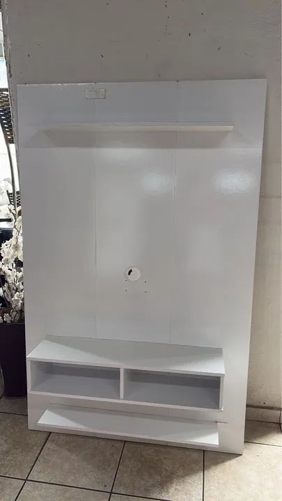 Painel para TV branco com prateleira