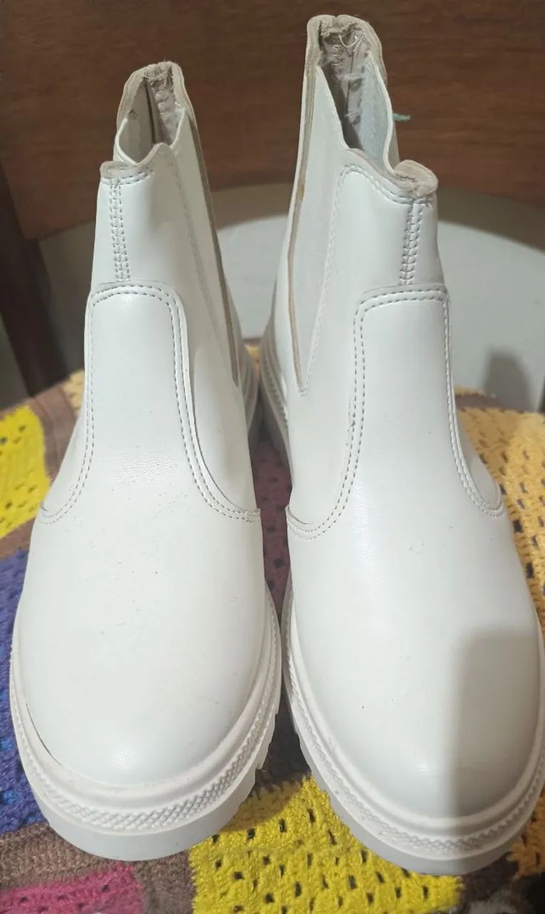 Botas brancas de cano baixo