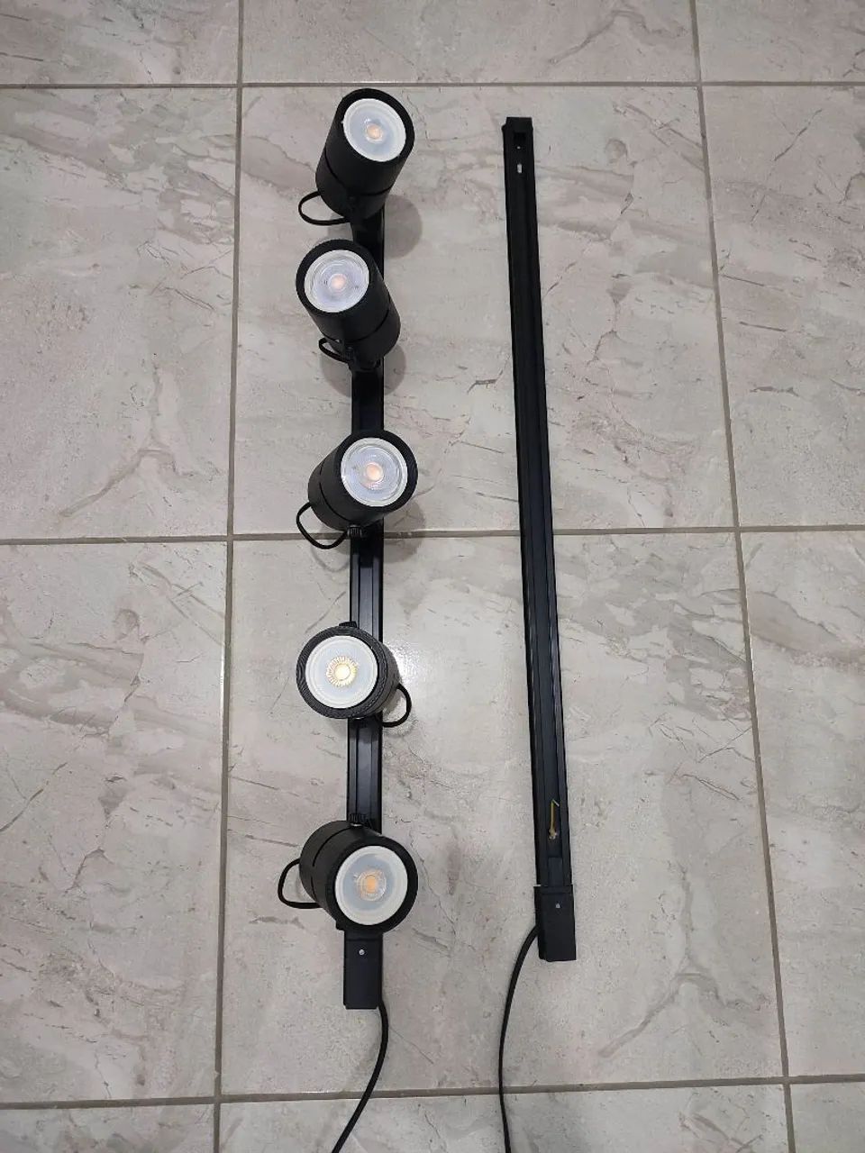 Spot trilho eletrificado com 5 lâmpadas de 7 watts - Foto 4