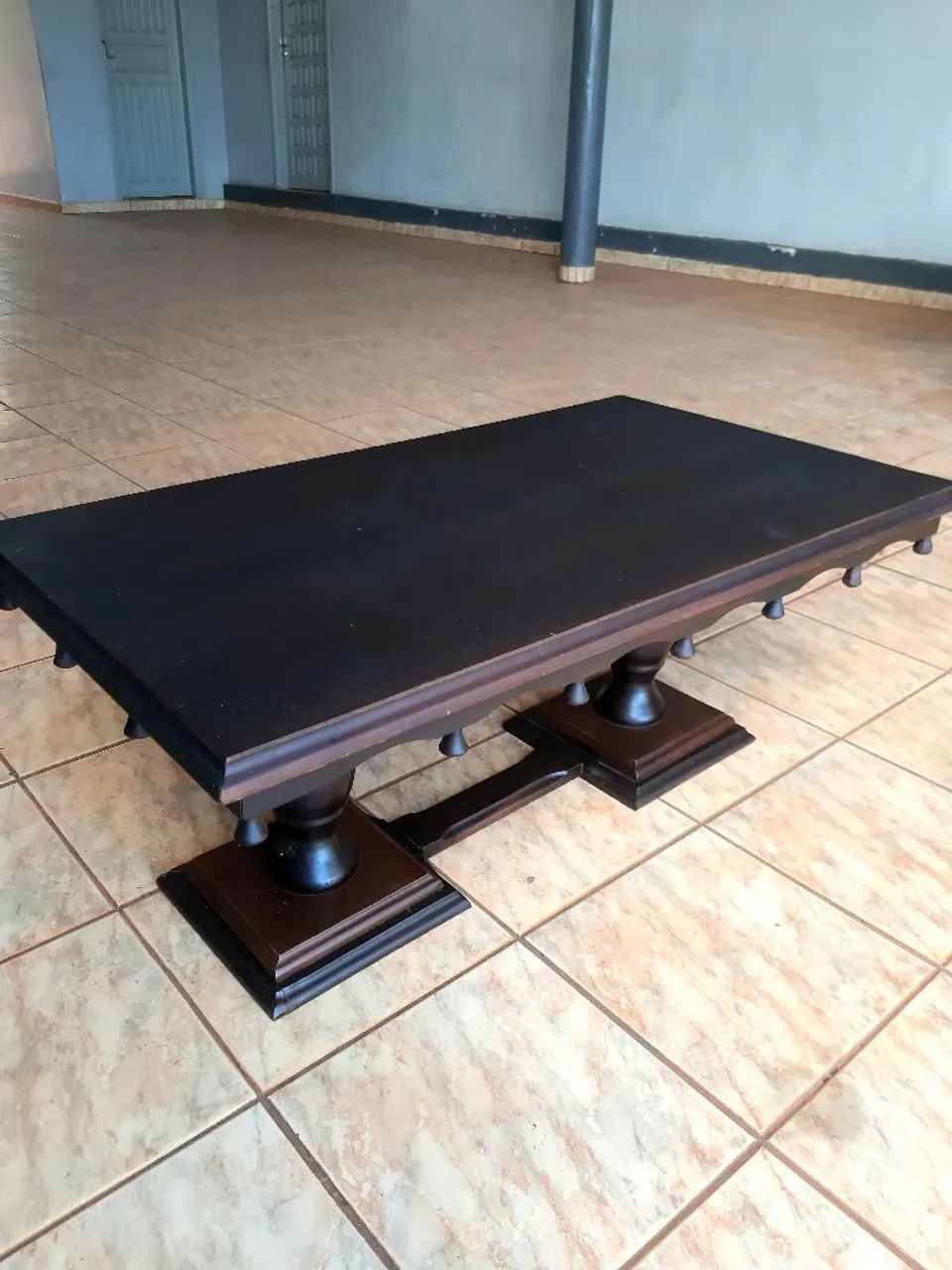 Mesa de Centro Clássica em Madeira Maciça