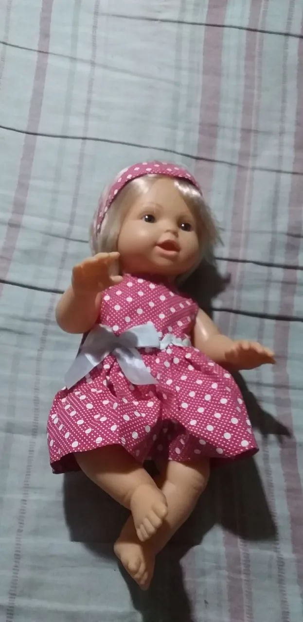 Boneca de bebê com vestido rosa de bolinhas - Foto 3