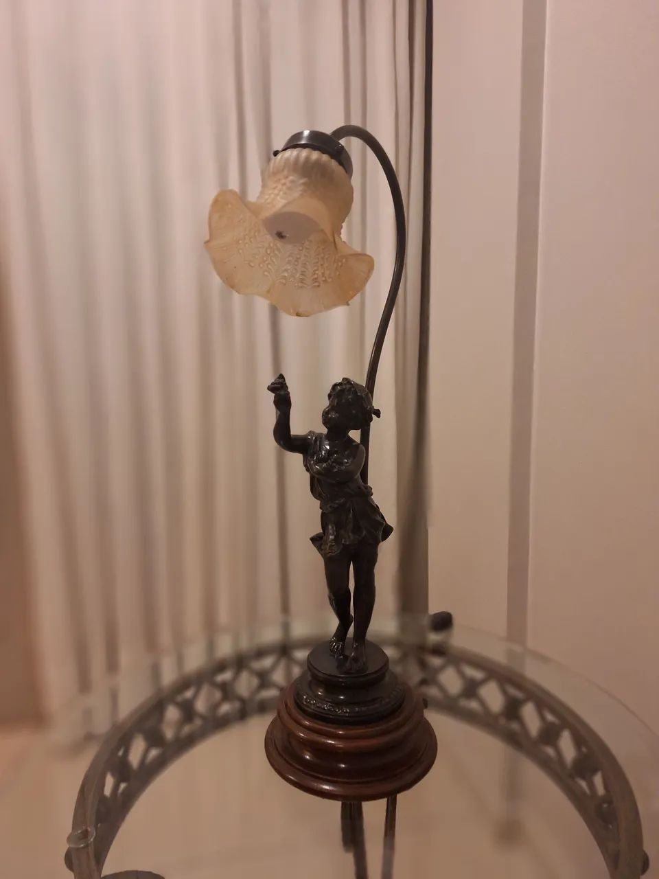 Abajur de bronze com menina e cúpula floral - Foto 2