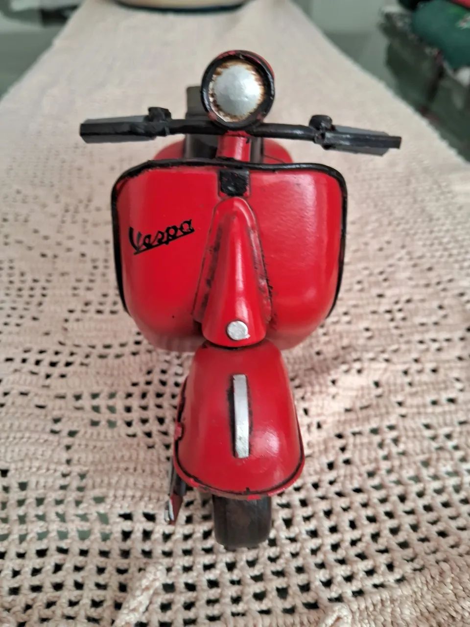 Miniatura de Scooter Vespa vermelha 