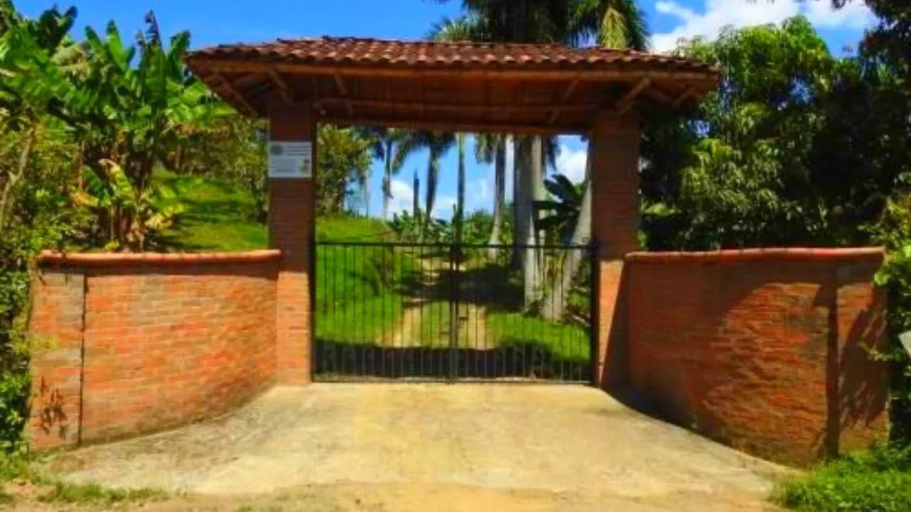 Lotes de 500m² em Ibiúna com lago e trilha de caminhada!