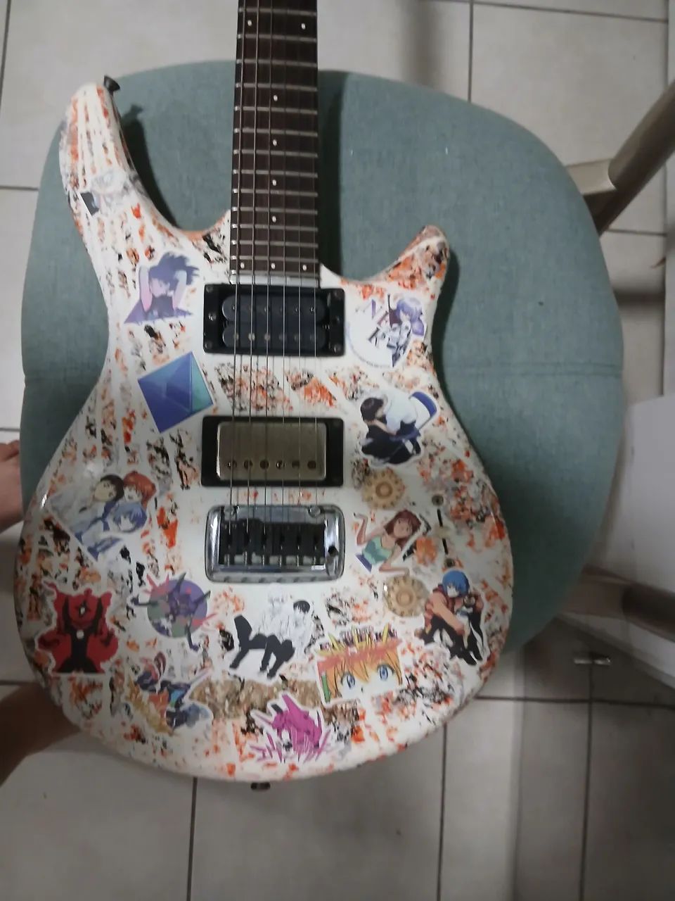 Guitarra Peavey elétrica, 3 humbuckers, personalizada com adesivos, ótima para rock ? - Foto 3