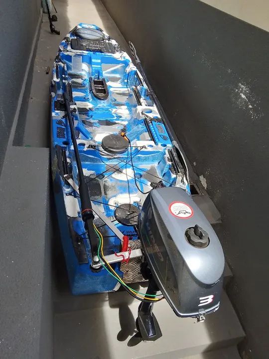 Caiaque iron com motor 6.500  - Foto 6