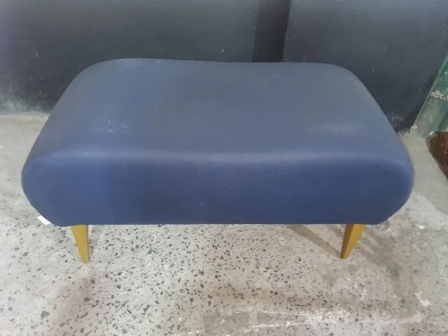 Puff retangular com Pé em Madeira