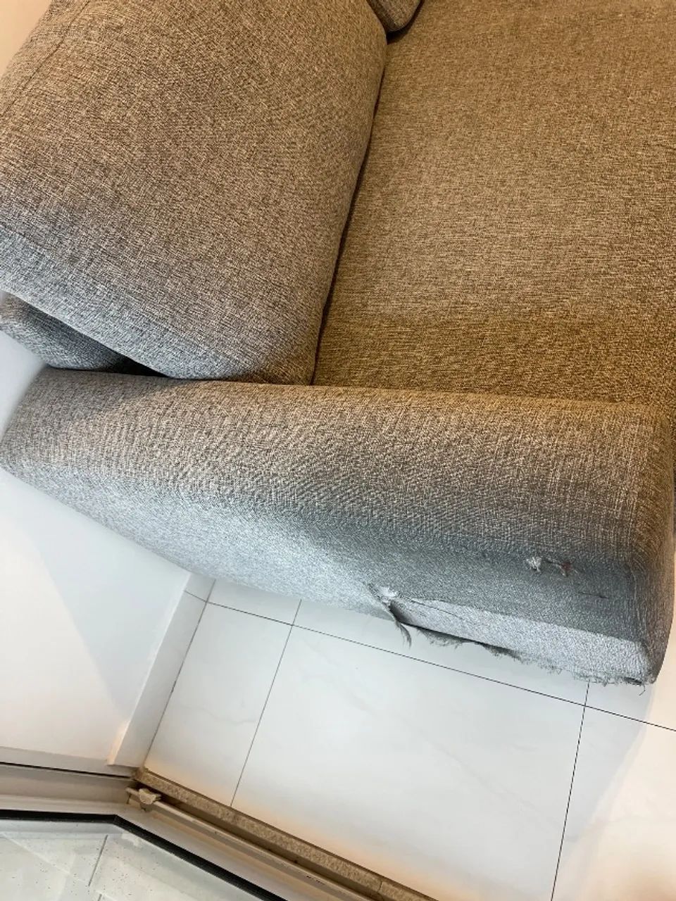 Sofá linho cinza 3 lugares- tok stok- com pequenos detalhes - Foto 3