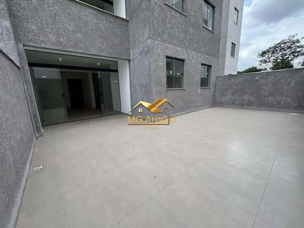 Apartamento com Área Externa, 02 Quartos, Santa Branca, BH.