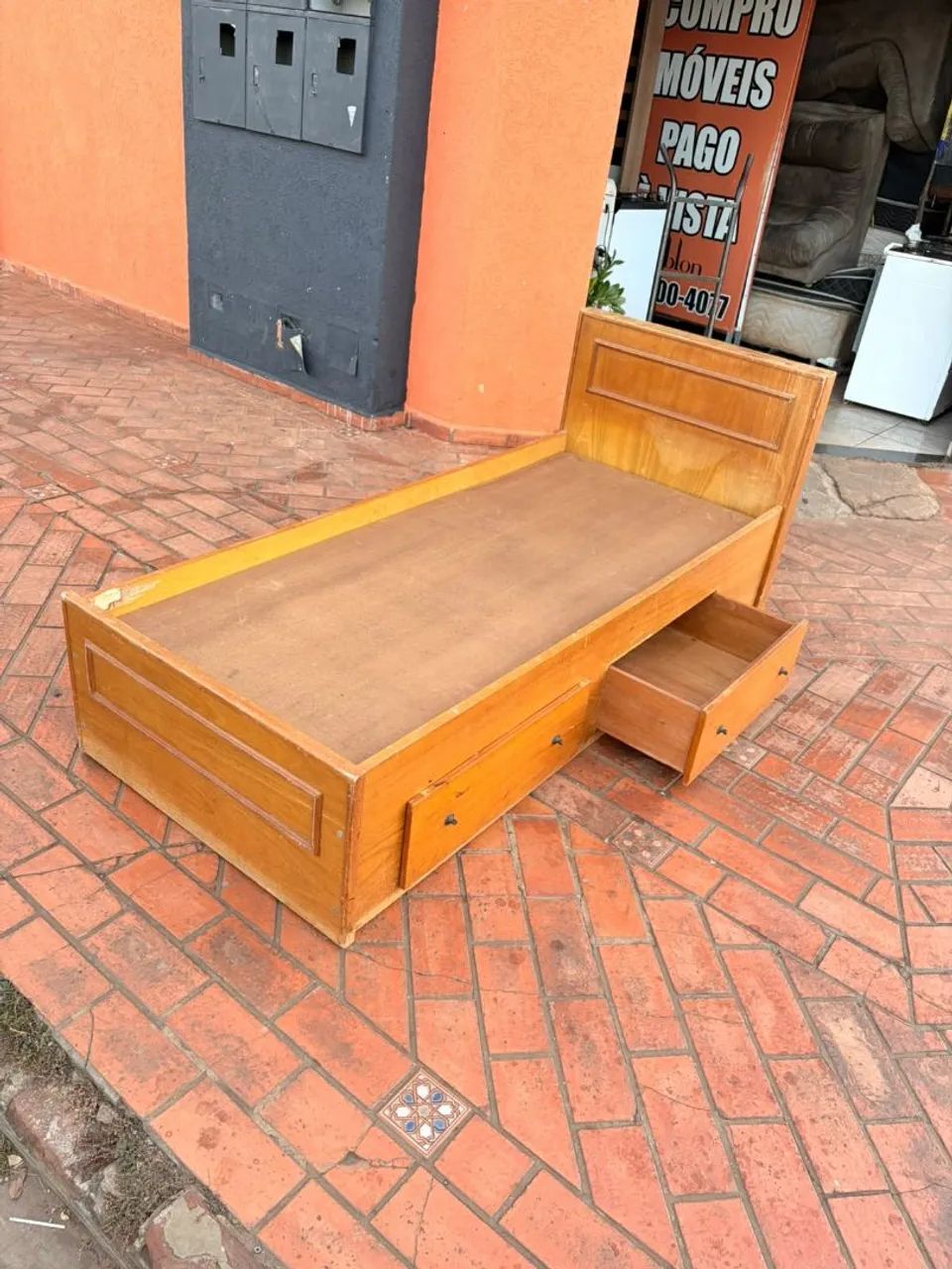 Cama de solteiro de madeira com 2 gavetas usada ((ENTREGO GRATIS)) - Foto 5