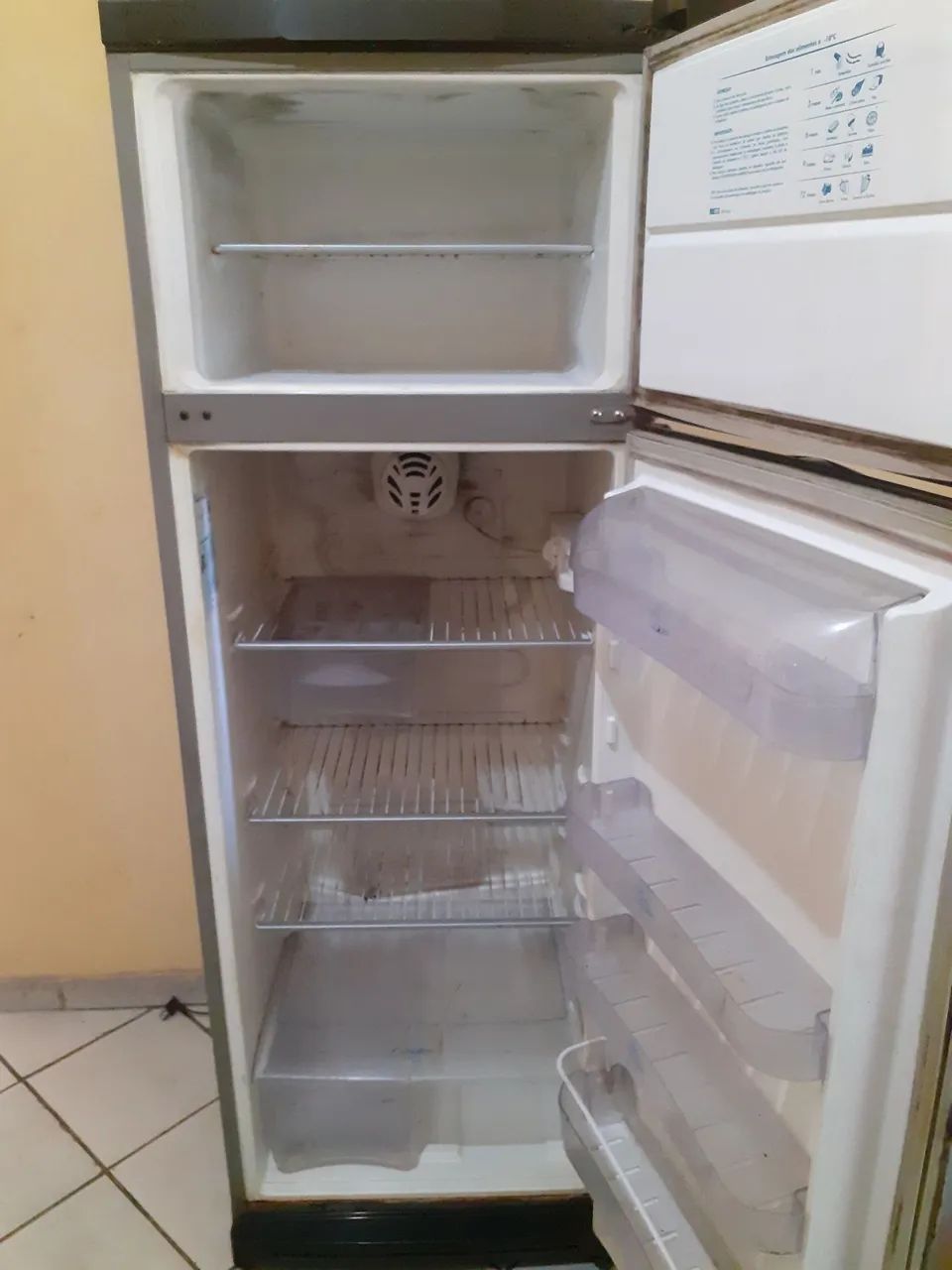 Geladeira usada ,e que parou de funcionar. * - Foto 2