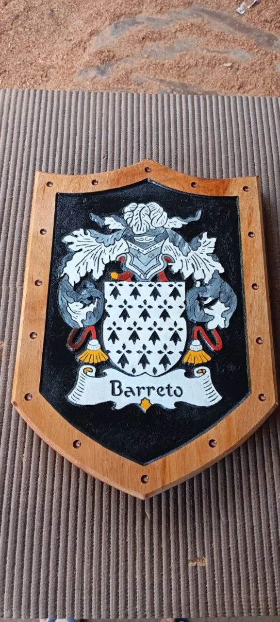 Brasões de família em madeira