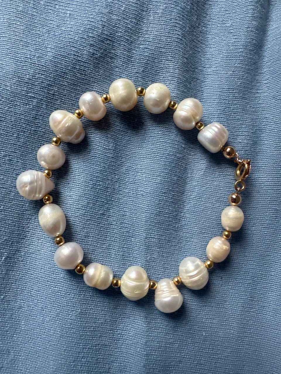Pulseira pérolas meios e fecho dourado  - Foto 3