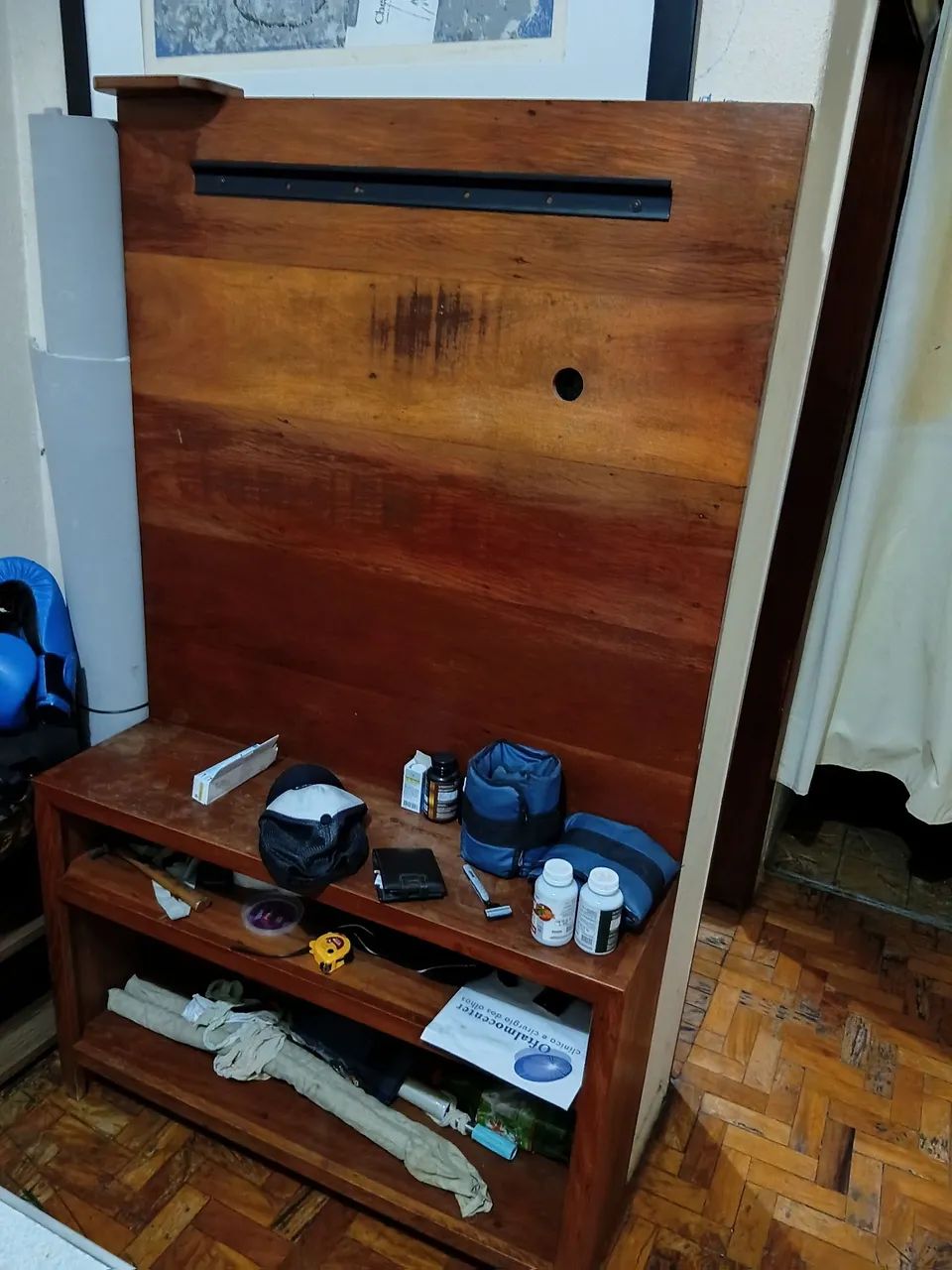 Móvel tipo hack para televisão com compartimentos , boa madeira ,180x110x 35 cm . Maciço 