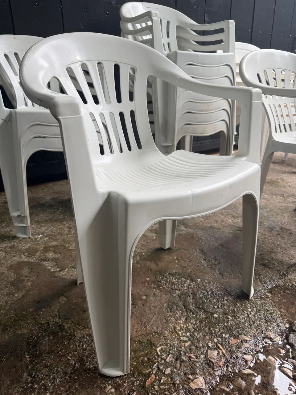 Cadeira de plastico branca com encosto de braço