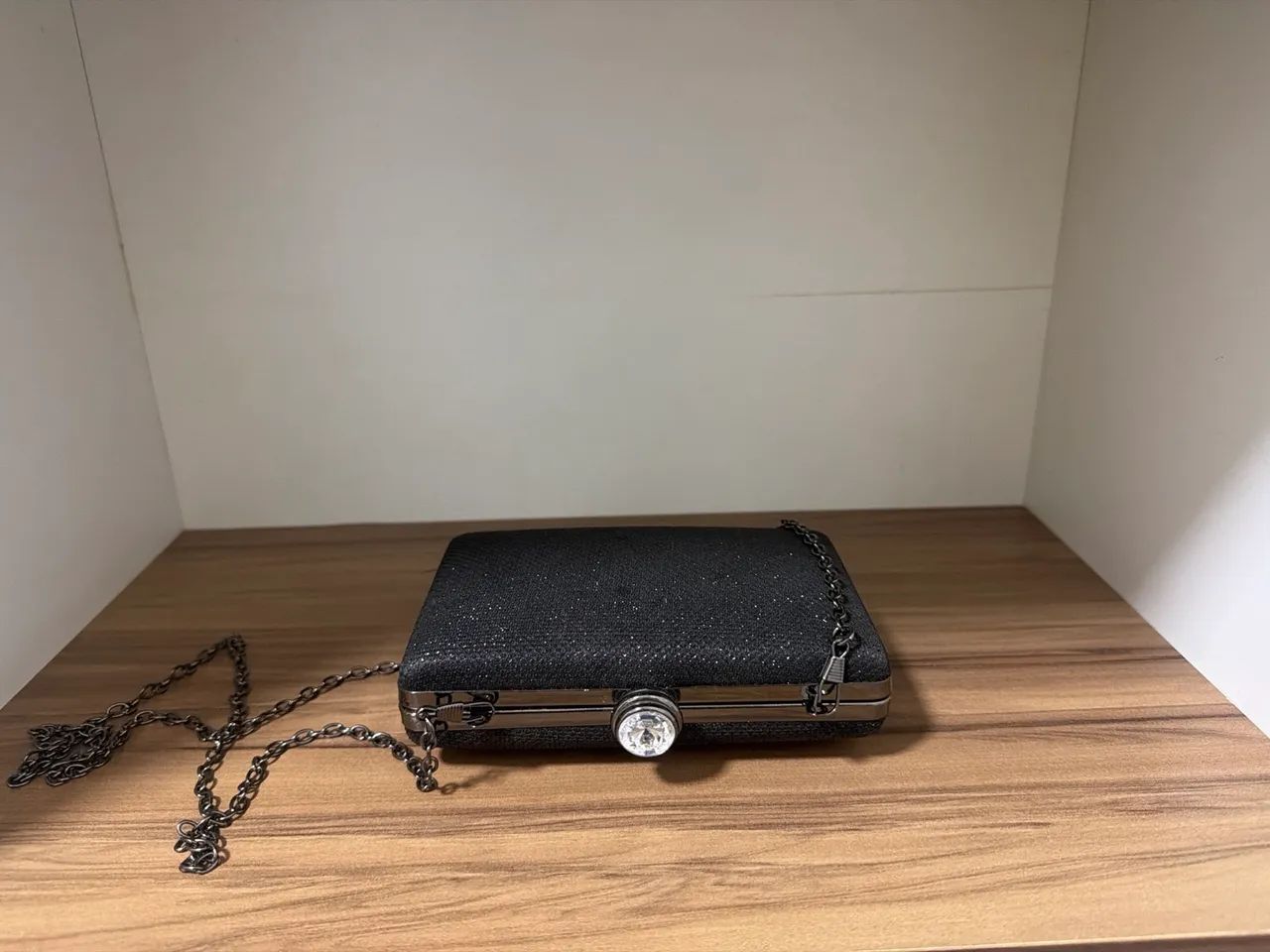 Bolsa Clutch Preta com Brilho e Alça de Corrente - Foto 2