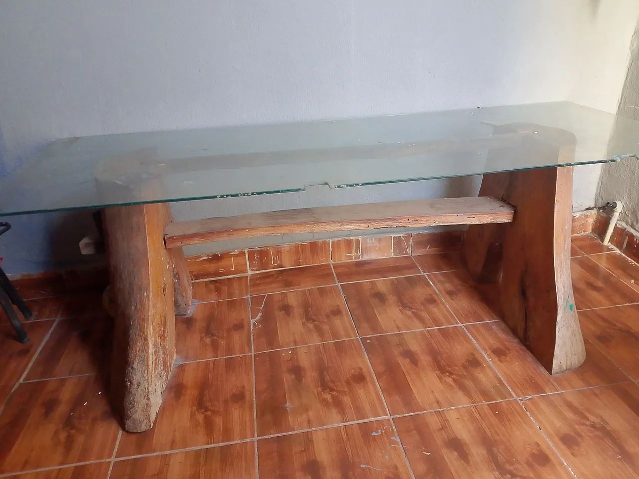 Mesa de madeira com brindex 