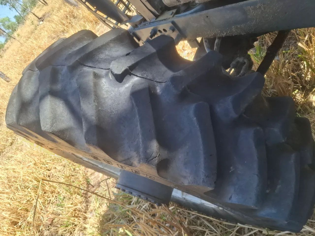 Trator Valmet 1280 4x4 + Grade Aradora Tatu - Foto 4