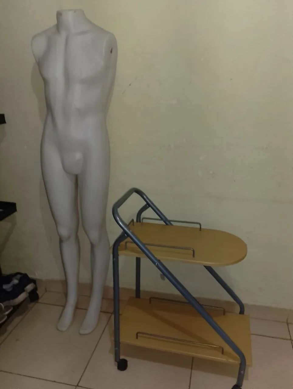 MANEQUIM E MESA EM Z, VENDO SEPARADO  - Foto 3
