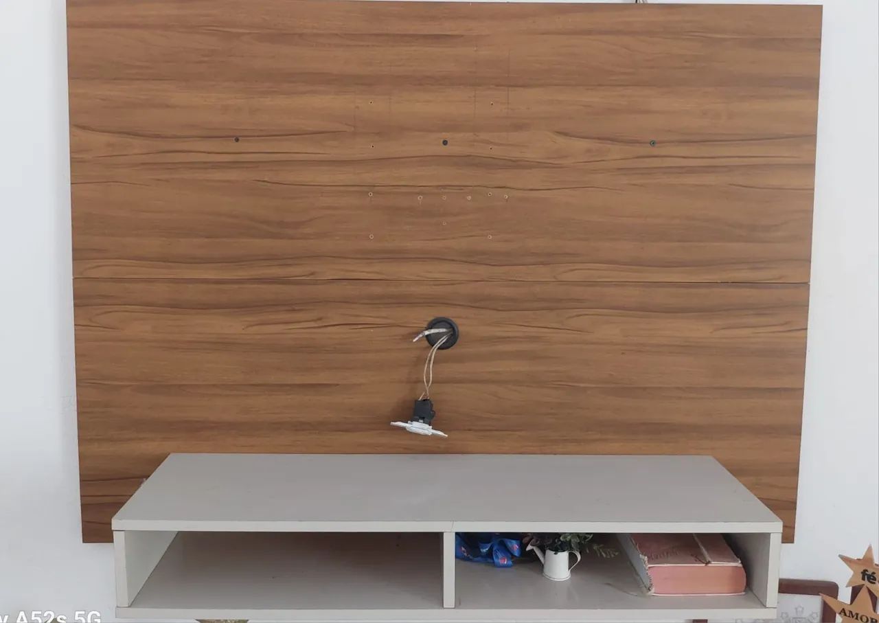 Sofá, mesa e painel de Tv 