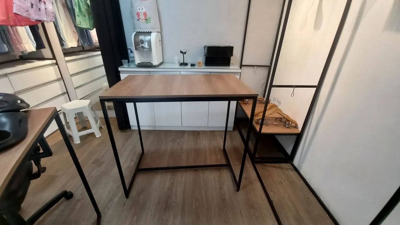 Vendo bancada e araras para roupas 