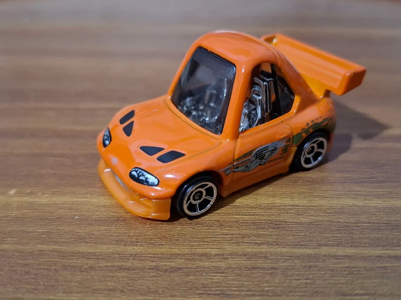 5 HotWheels diversos + brinde!  - Foto 3