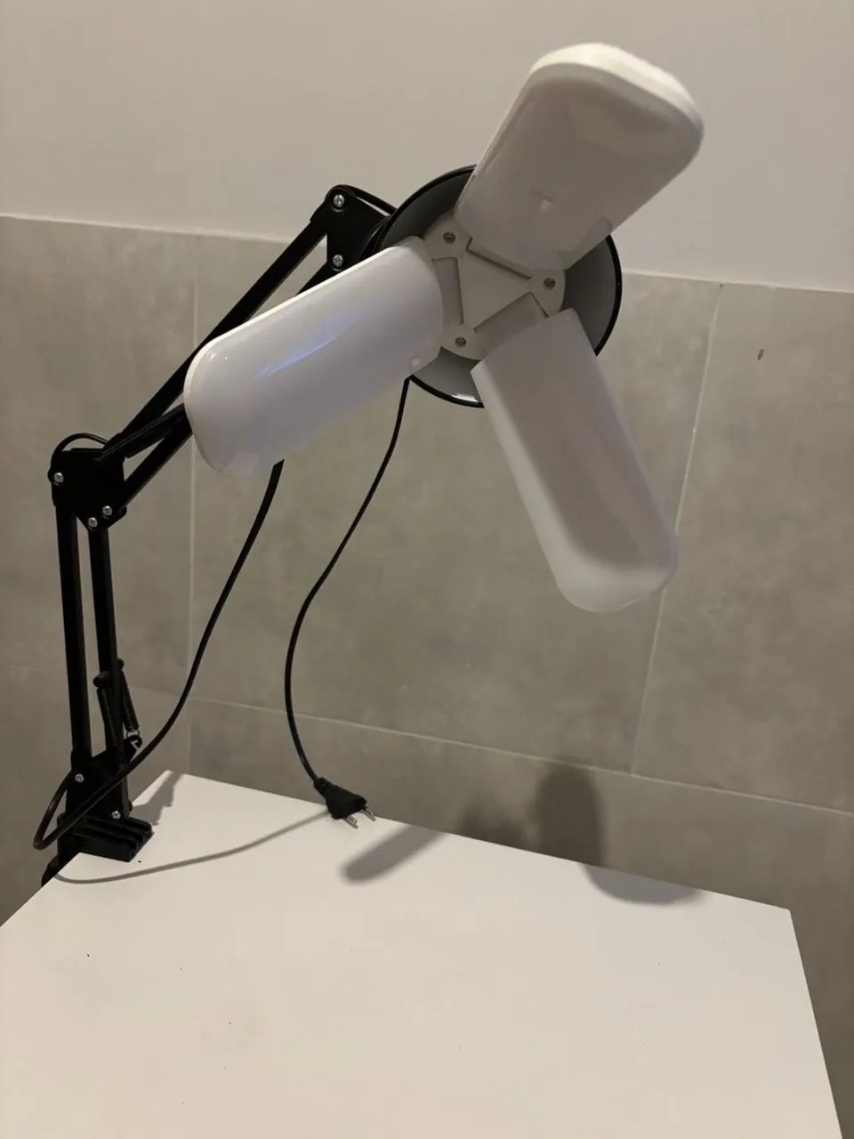 Cadeira slim  Mesa feita por marceneiro usada uma vez  Iluminaria pétala - Foto 4