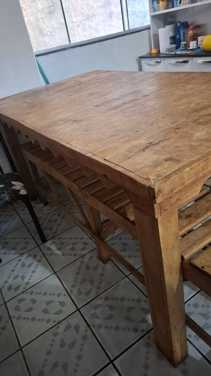 Mesa grande de madeira com 2 bancos