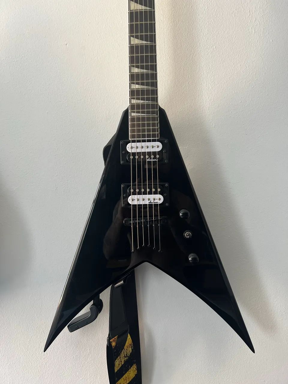 Guitarra Jackson Fly V + Amp Borne - Foto 3